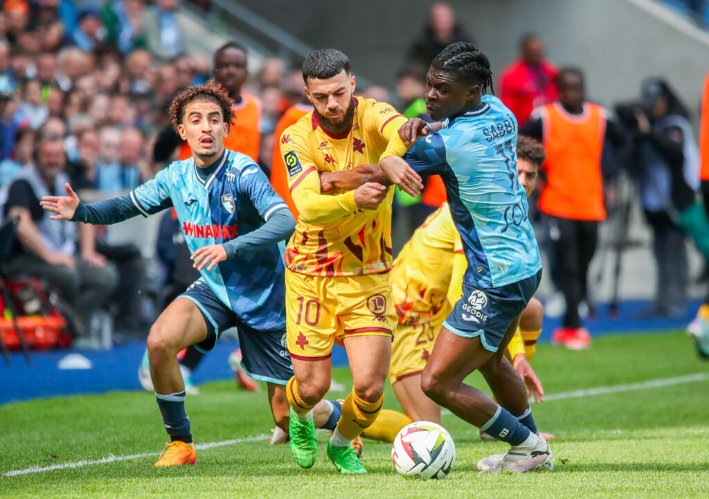 Unique buteur de cette confrontation entre deux équipes luttant pour sa survie, Georges Mikautadze - ici, à la lutte avec Emmanuel Sabbi sous le regard d'Oussama Targahalline - symbolise tout ce qui manque au HAC. ©Damien Deslandes