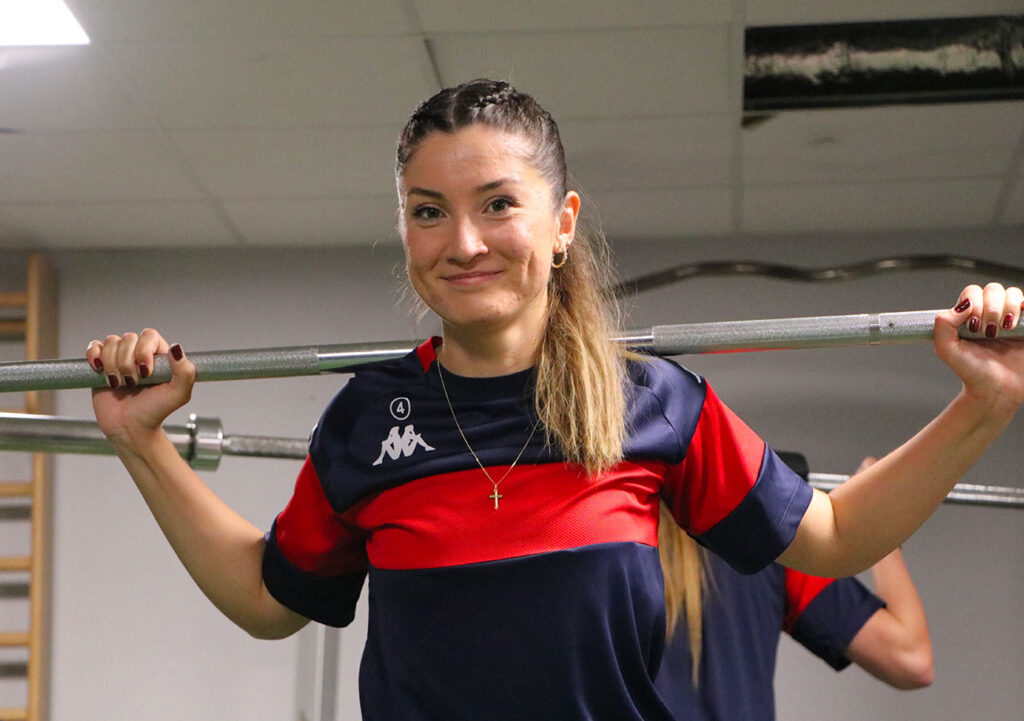 Eva Lauret a, pour le moment, passé plus d'heures dans la salle de musculation que sur les terrains de Venoix ; la faute à cette rupture des ligaments croisés dont elle a été victime au mois d'août.