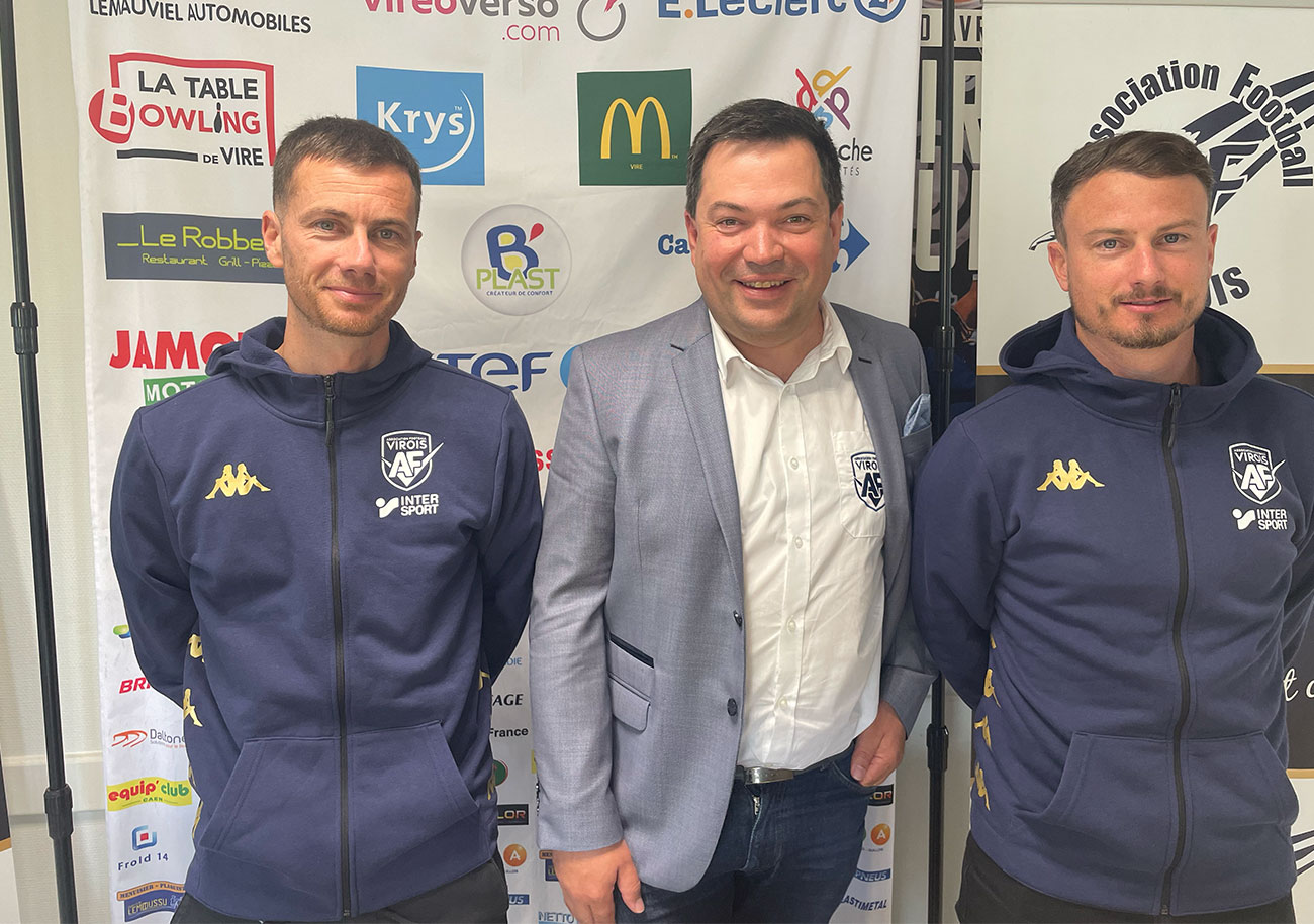 Tony et Robin Théault, les nouveaux coachs de l'AF Virois, entourent leur président Christophe Lécuyer.