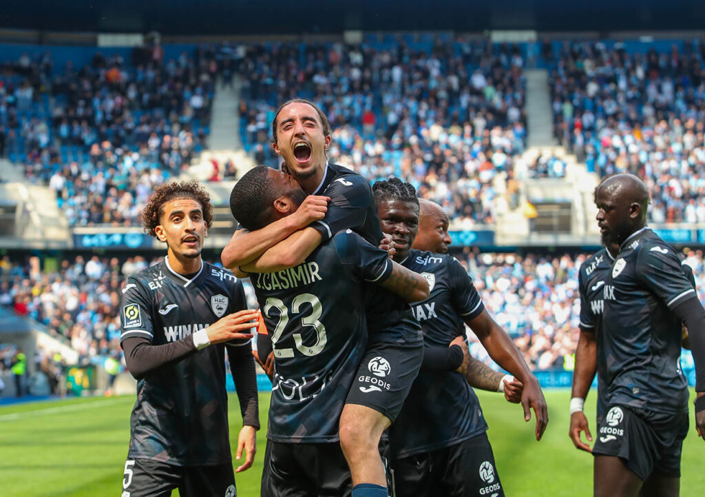 Yassine Kechta dans les bras de Josué Casimir, double passeur décisif, n'est pas près d'oublier ses deux premiers buts en Ligue 1. ©Damien Deslandes