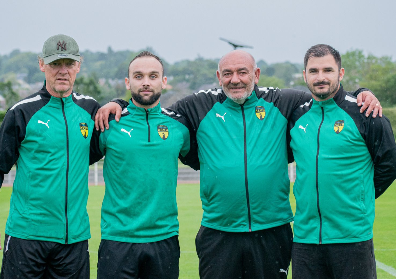 Le staff de l'AS Villers-Houlgate (N2) à l'heure de la reprise. De gauche à droite : Erick Ledeux, Matthieu Martinoff, Bruno Luzi et Arthur Berville. @ASVH