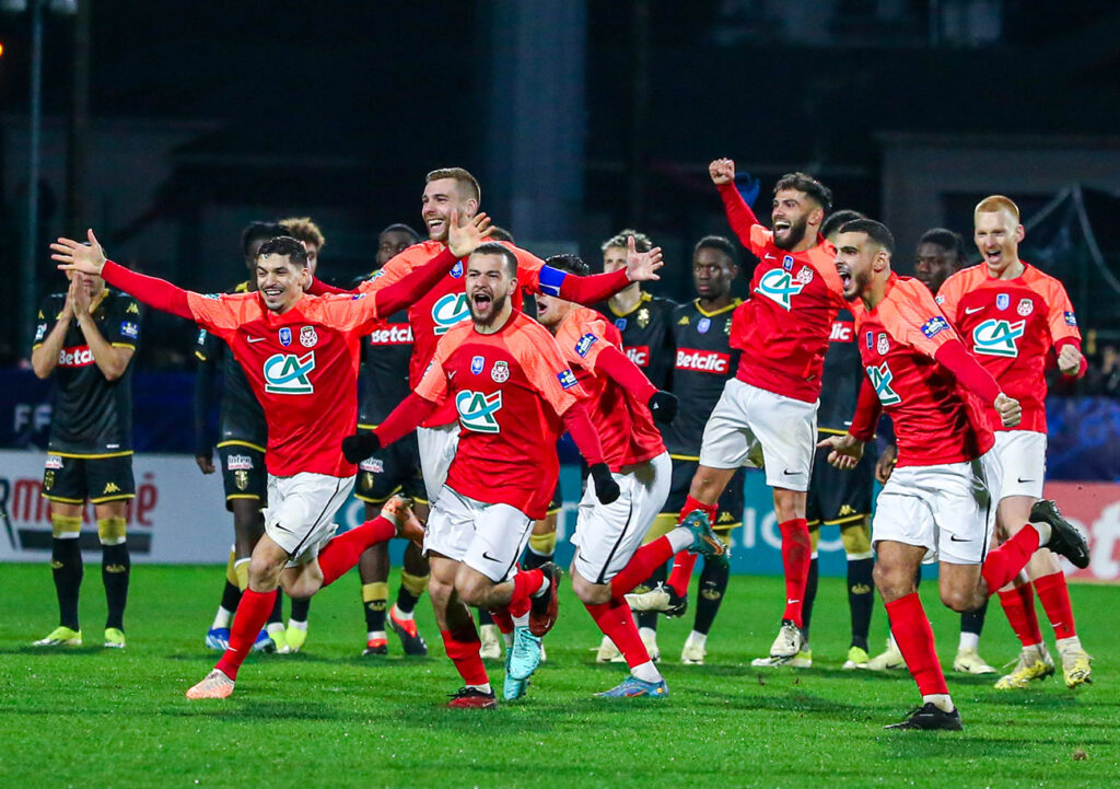 Si ce n'est pas une victoire sportive que leur vient d'acquérir, les joueurs du FC Rouen peuvent exulter de joie ils repartiront en National cette saison. ©Damien Deslandes