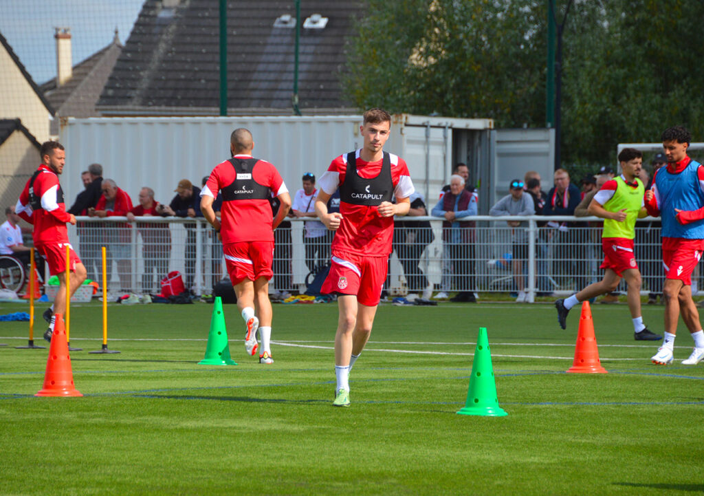 En attendant de savoir s'ils déménageront sur le complexe de La Petite Bouverie, les joueurs du FC Rouen s'entraînent sur le synthétique du Stade Pierre Lefrançois. ©Bernard Morvan - FC Rouen