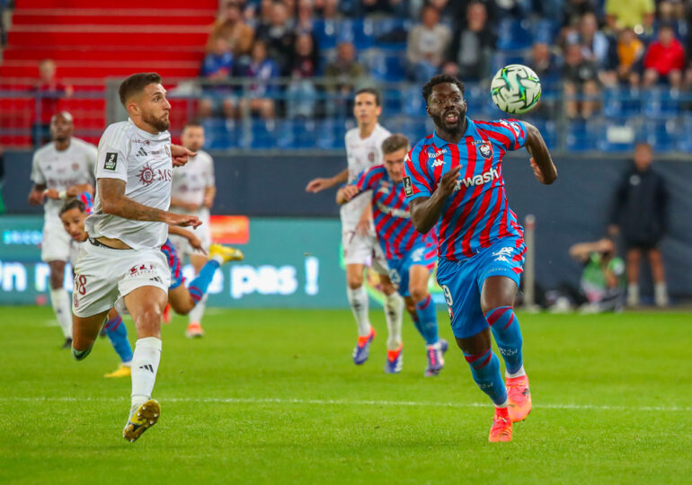 En instance de transfert tout au long du mercato, au point de ne pas s'entraîner pendant de longues semaines avec le groupe, Alexandre Mendy a effectué son retour sous le maillot « Rouge et Bleu », acclamé comme rarement un joueur l'a été à d'Ornano. ©Damien Deslandes