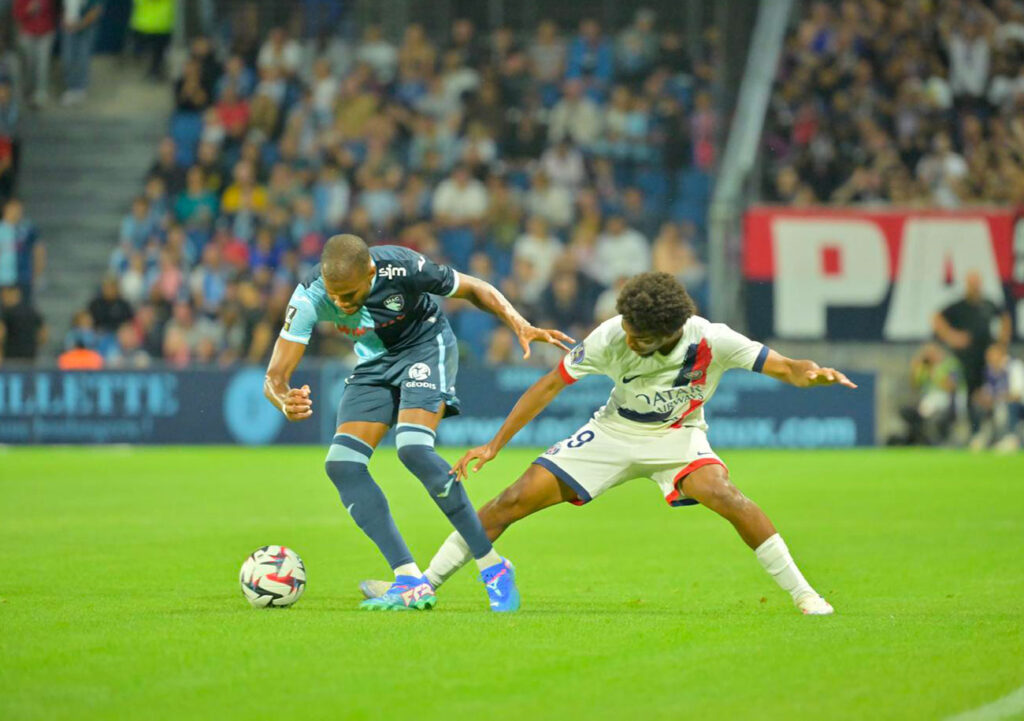 Les Havrais de Loïc Nego, ici, à la lutte avec la jeune parisien, Ibrahim Mbaye, ont bien failli accrocher le PSG, en ouverture de cette saison de Ligue 1.