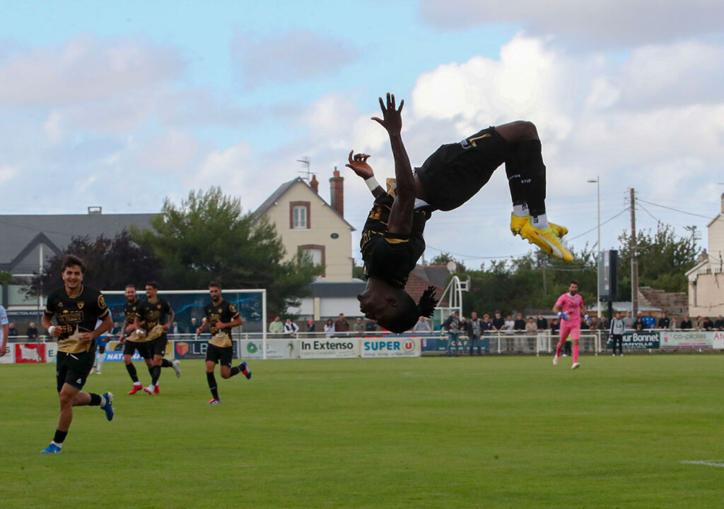 Le premier but sous ses nouvelles couleurs d'idrissa Seydi a permis à l'US Avranches d'empocher trois points dans ce derby du Sud-Manche aux dépens de l'US Granville. ©Damien Deslandes