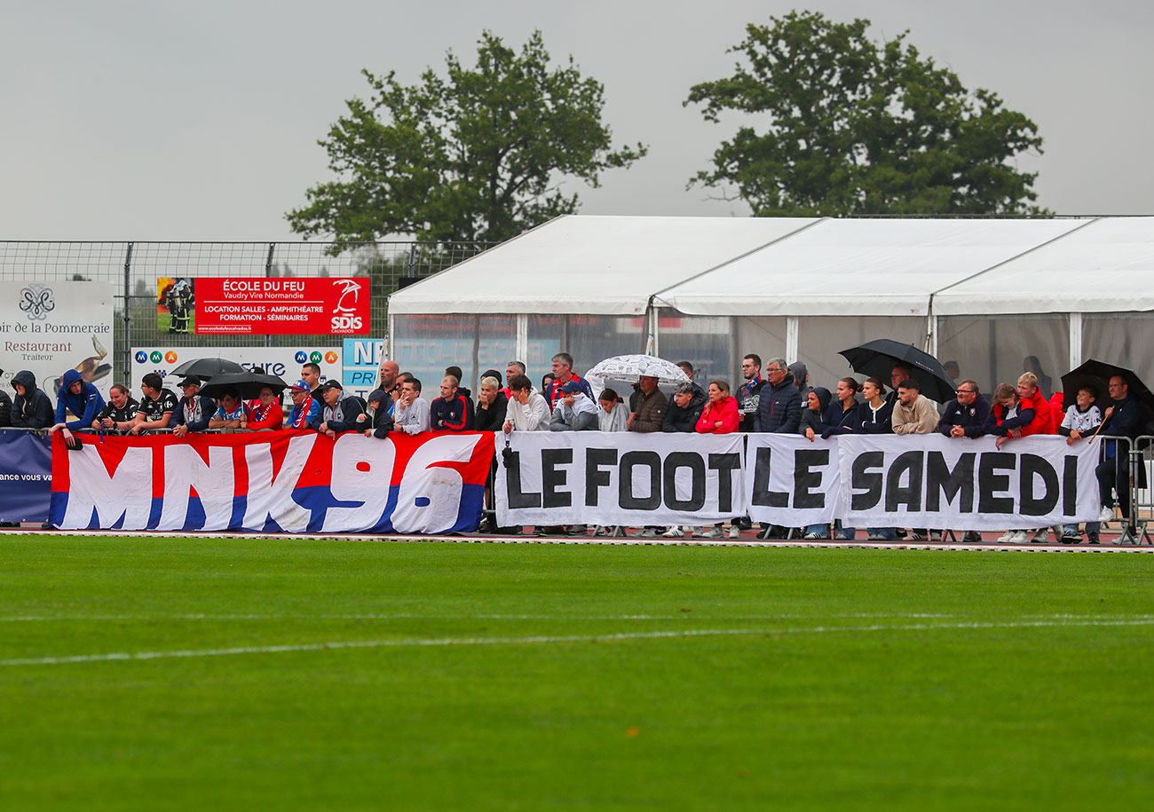 Samedi, en marge du match de préparation entre le Stade Malherbe et Guingamp, le MNK 96 a déployé une banderole : « Le foot, le samedi ». ©Damien Deslandes