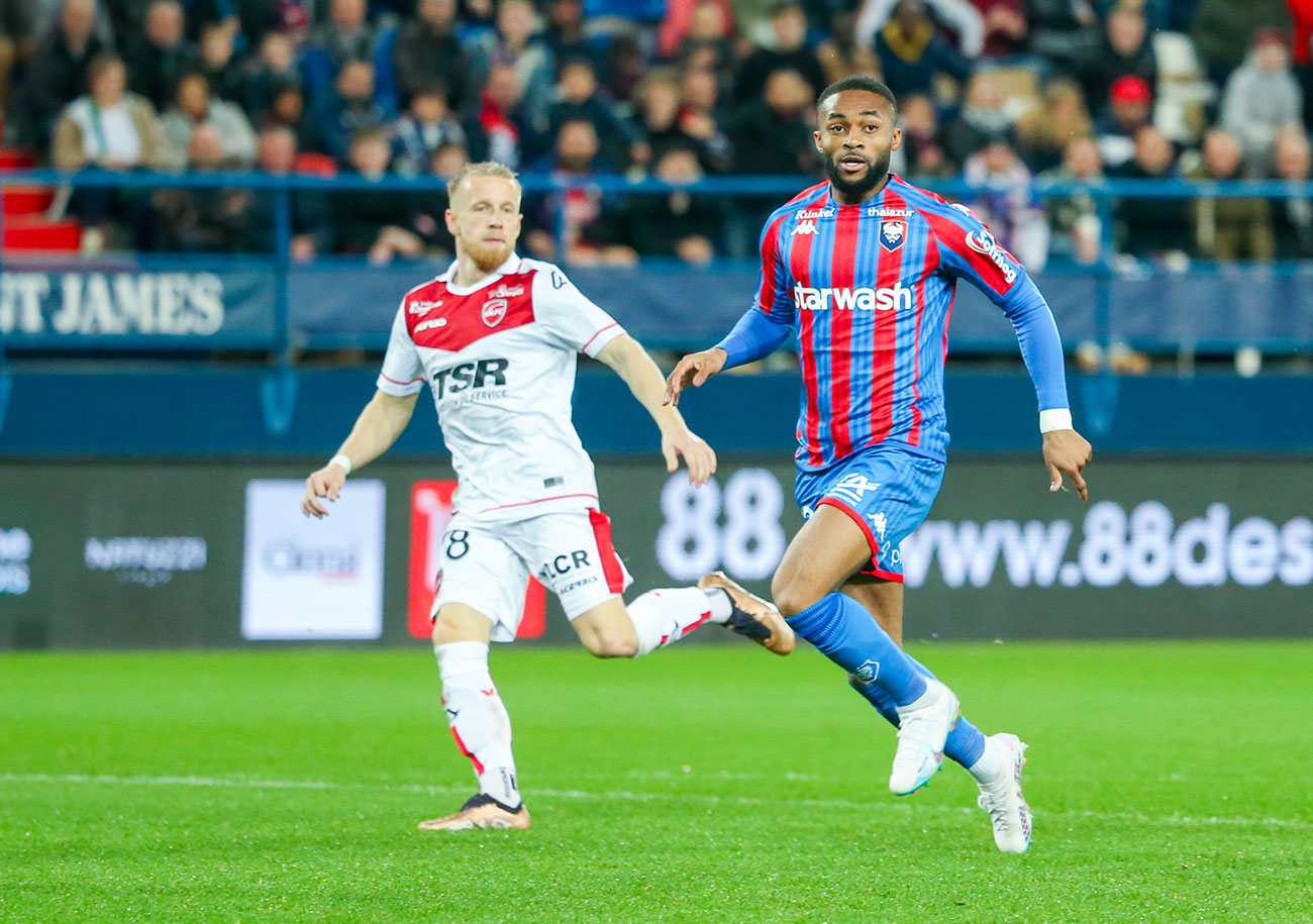 Quentin Lecœuche, qui surveille, ici, l'ex-Caennais Moussa Sylla sous le maillot de Valenciennes, est la cinquième recrue du SMC durant ce mercato. ©Damien Deslandes