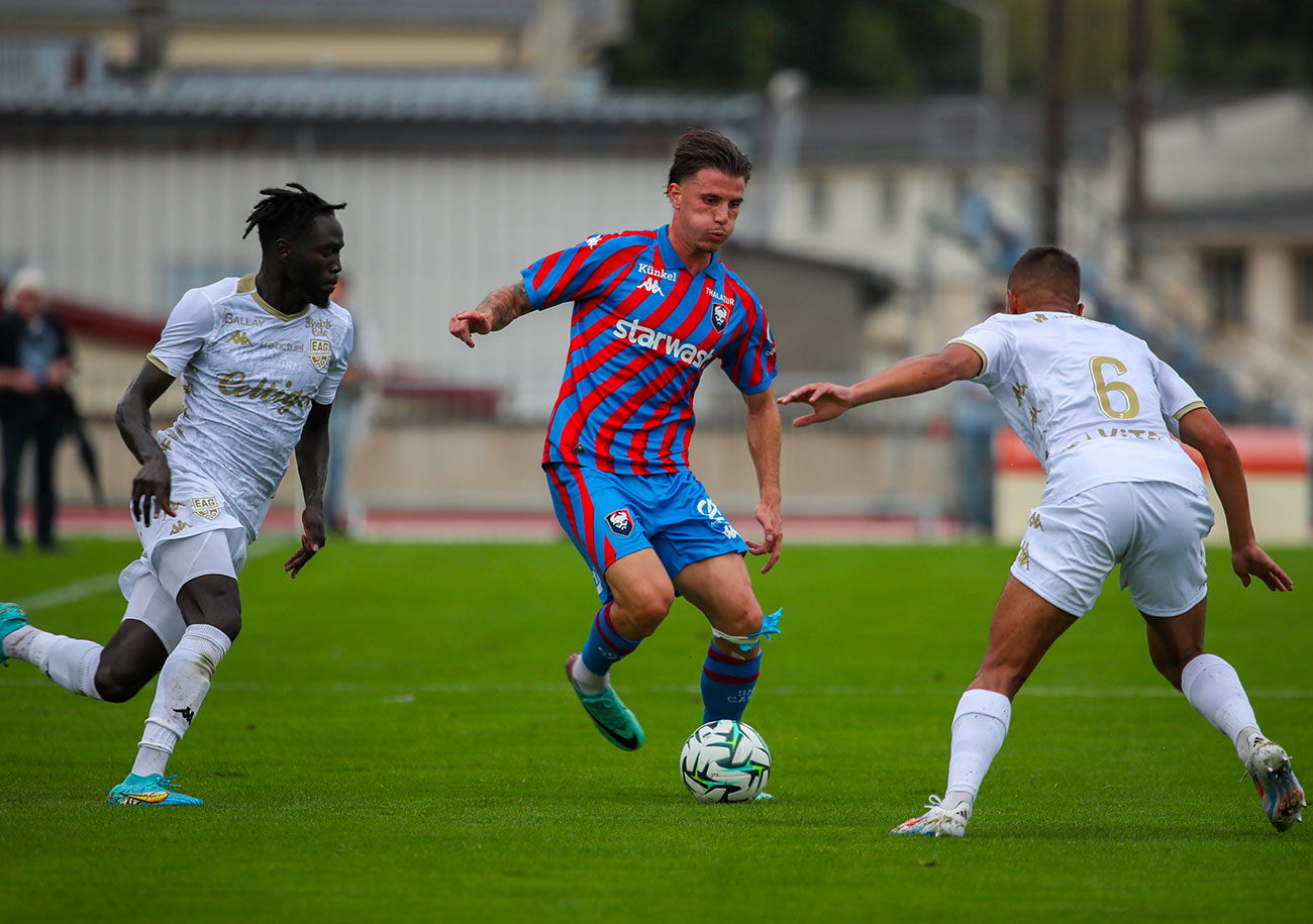 Aligné en première période en position de latéral droit puis dans l'axe dans une défense à trois, Hugo Vandermersch n'a pu évité le naufrage du SMC contre Guingamp. ©Damien Deslandes