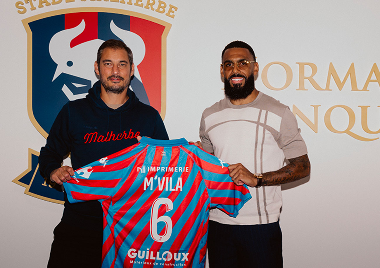 Première recrue de ce mercato pour le Stade Malherbe, Yann M'Vila - qui prend la pose, ici, avec son nouveau coach, Nicolas Seube - portera le n°6 sous le maillot Rouge et Bleu. ©SM Caen