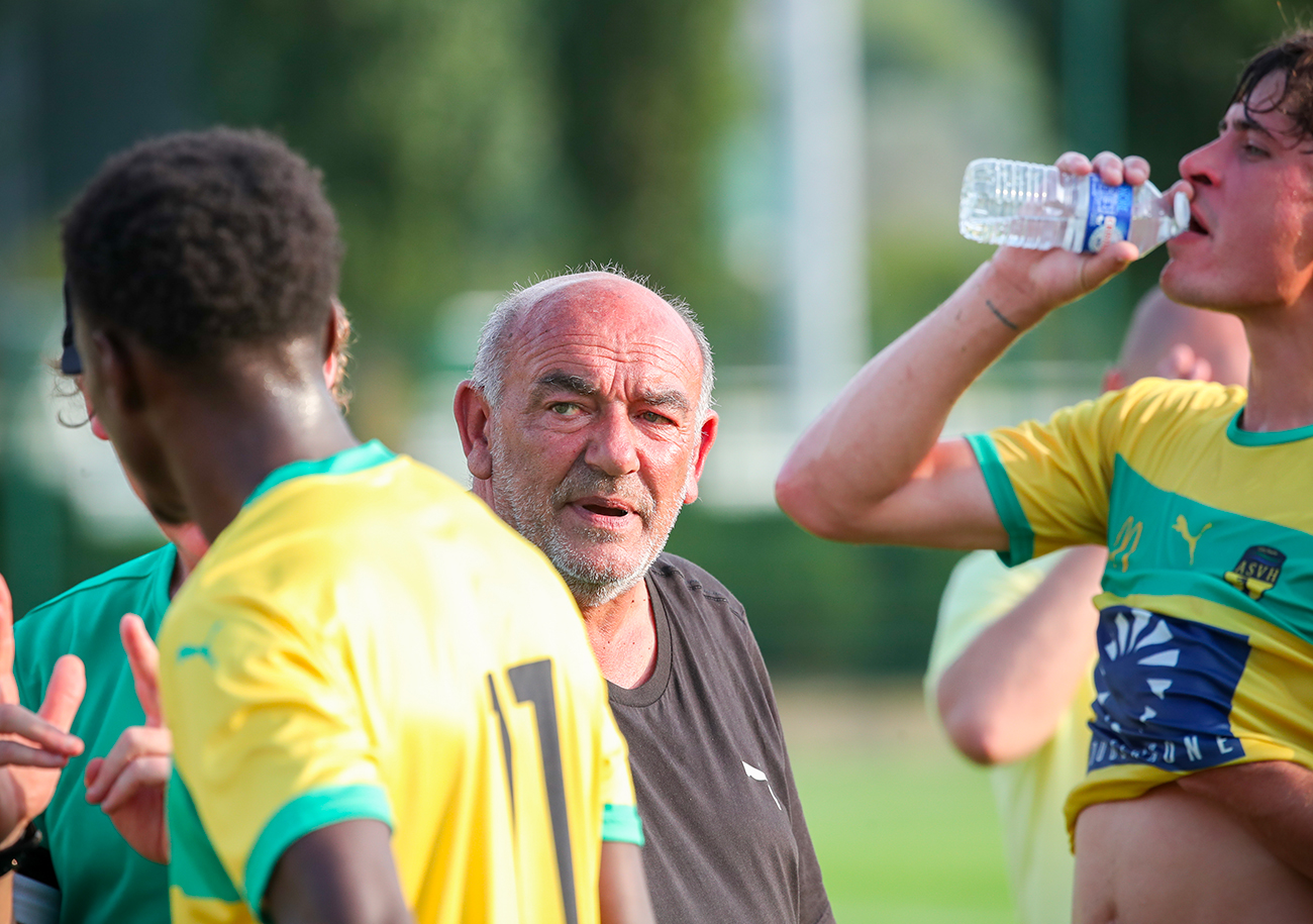 Bruno Luzi au milieu de ses joueurs. Une image qui appartient au passé à l'ASVH. ©Damien Deslandes