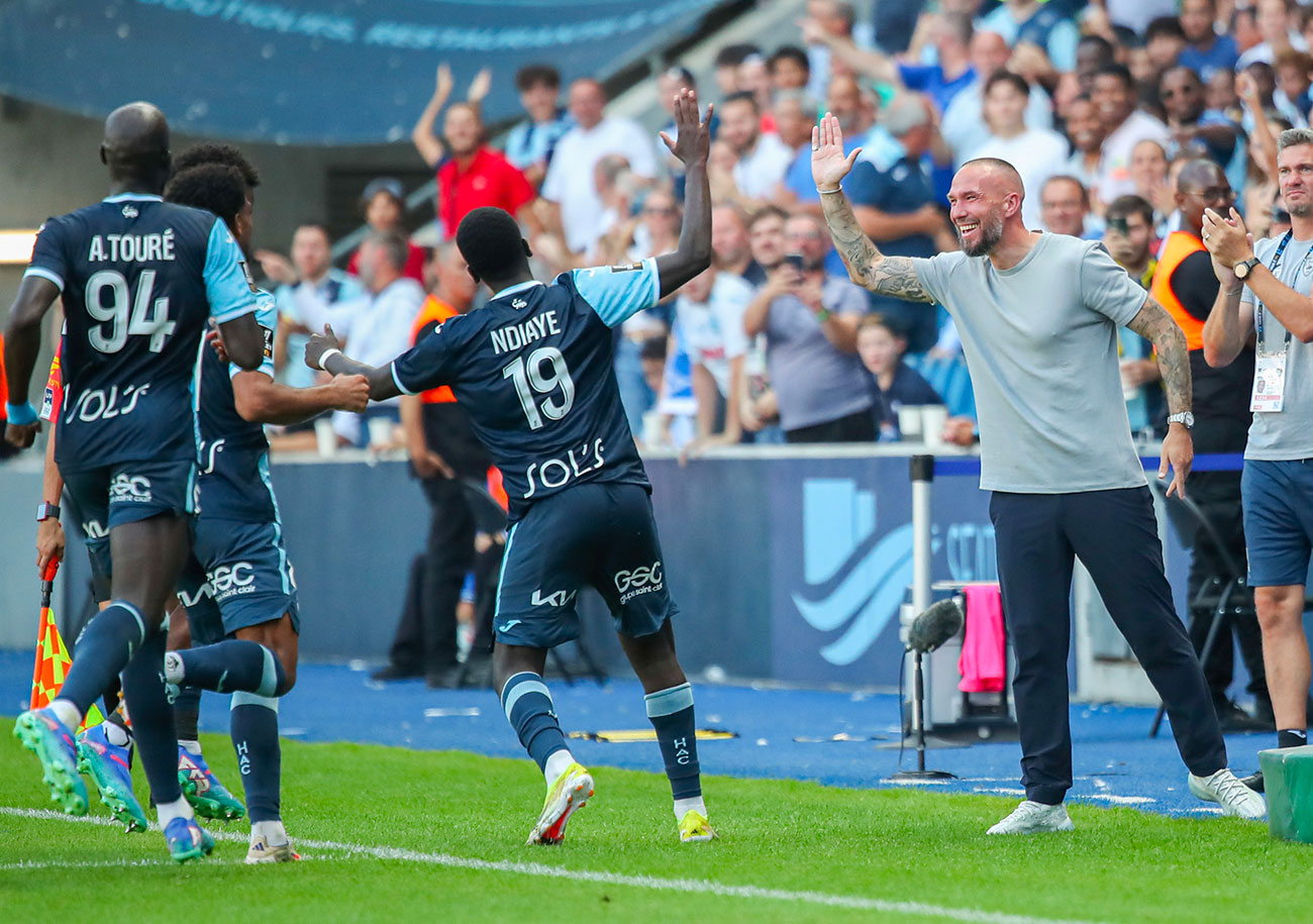 Didier Digard, tout sourire, félicite Rassoul Ndiaye, l'un des joueurs qu'il a contribué à relancer en ce début de saison. ©Damien Deslandes