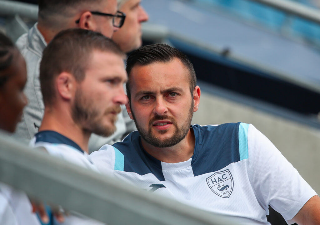 Du haut de ses 33 ans, Maxime Di Liberto est le deuxième plus jeune entraîneur à exercer en D1 féminine. Il est devancé par Nicolas Chabot (30 ans), son homologue du FC Nantes, qui lui fera face ce samedi. ©Damien Deslandes