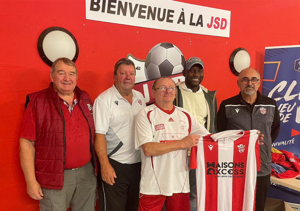 Jacques Godard (trésorier), Alain Marin (vice-président), Jean-Pierre Le François et Christian Mandet (tous les deux bénévoles), les dirigeants historiques de la JS Douvres, ont souhaité la bienvenue à Jean-Jacques Pierre.