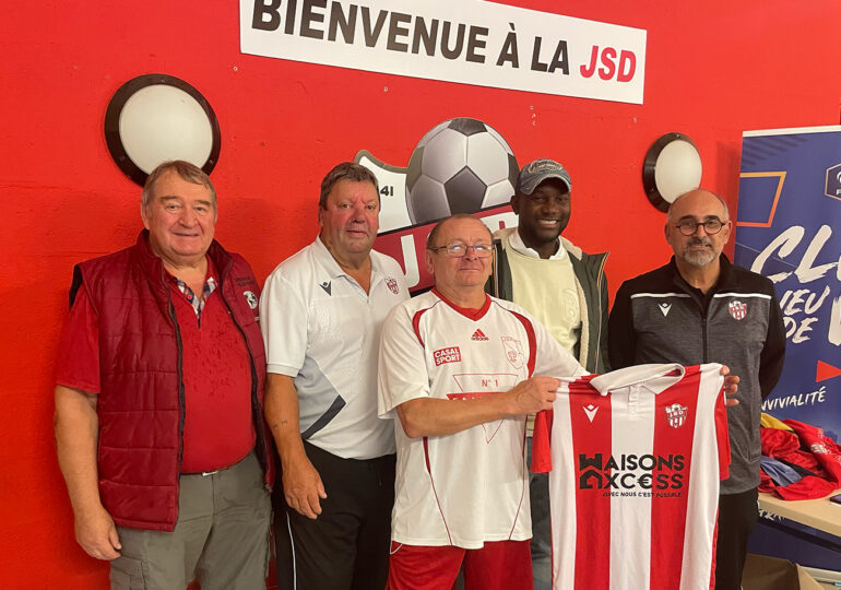 Jacques Godard (trésorier), Alain Marin (vice-président), Jean-Pierre Le François et Christian Mandet (tous les deux bénévoles), les dirigeants historiques de la JS Douvres, ont souhaité la bienvenue à Jean-Jacques Pierre.