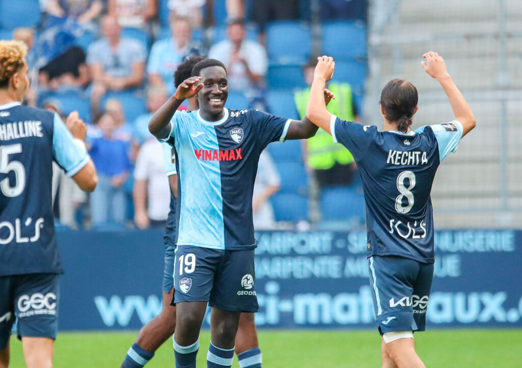 Rassoul Ndiaye, ici, félicité par Yassine Kechta, a inscrit son premier but sous le maillot « Ciel et Marine », son premier en Ligue 1 par la même occasion. ©Damien Deslandes