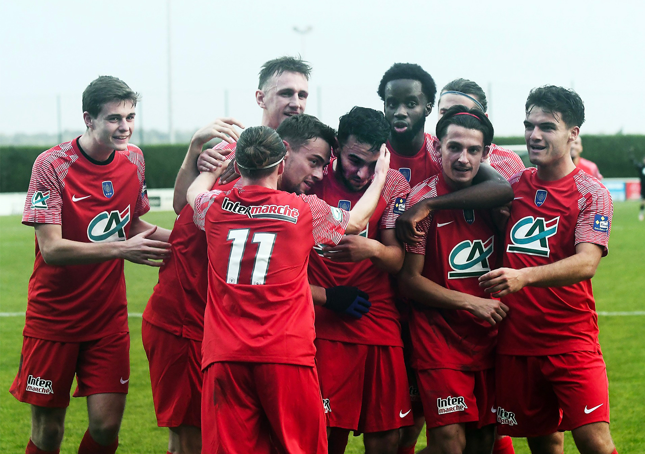 Après avoir cartonné l'AG Caen au tour précédent, le FC Saint-Lô retrouvera un autre pensionnaire normand évoluant en National 3 avec le SU Dives-Cabourg. ©Jacques Blondel