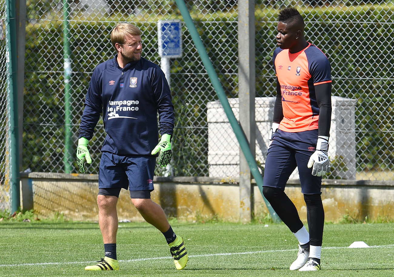 Frédéric Petereyns (ici avec l'actuel portier du RC Lens et international français, Brice Samba) s'est occupé des gardiens de l'équipe professionnelle du Stade Malherbe pendant 17 saisons. ©Roland Le Meur