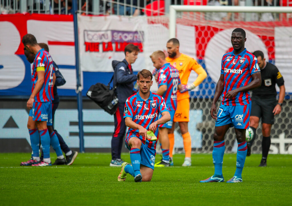 A l'image de Valentin Henry, le Stade Malherbe, battu par la lanterne rouge troyenne, a un genou à terre. ©Damien Deslandes