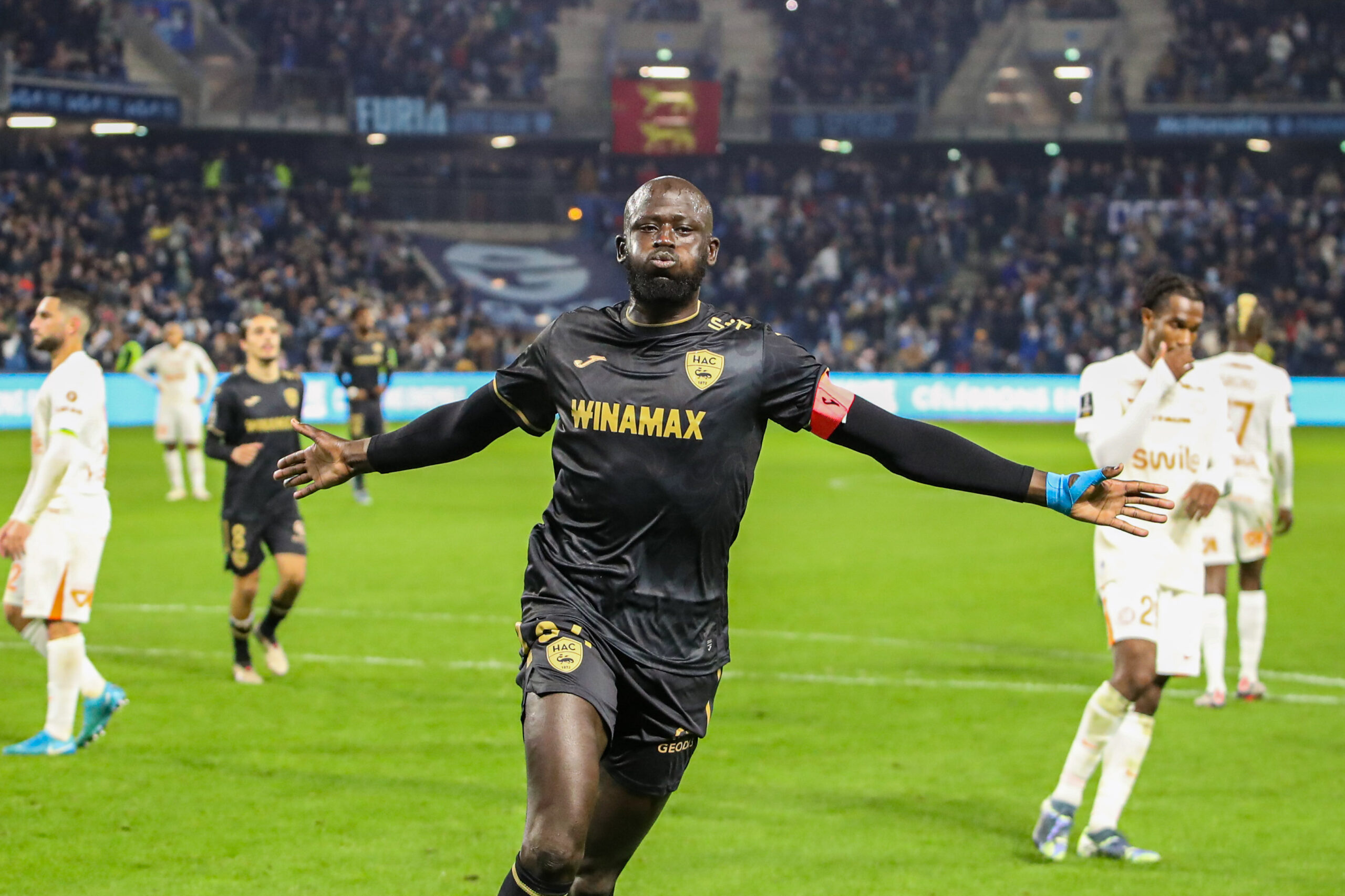 Grâce à ce penalty d'Abdoulaye Touré, qui a inscrit au passage son troisième but de la saison, devenant le meilleur goleador des « Ciel et Marine », le HAC recolle au peloton des équipes luttant pour leur maintien. ©Damien Deslandes