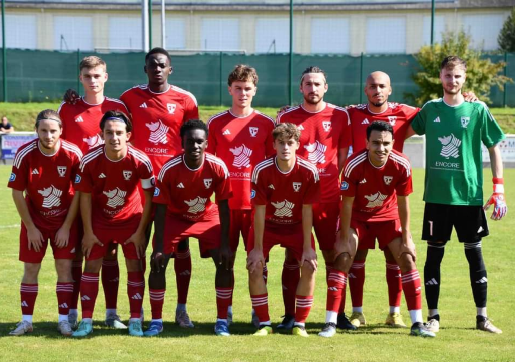 Le FC Saint-Lô version 2024-2025 donne la part belle aux joueurs issus de la formation du club. ©FCSL