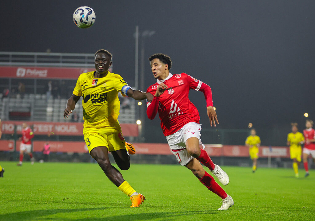 Alors qu'il avait déjà score à quatre reprises en championnat cette saison, Hicham Benkaïd (ici, à la lutte avec le capitaine boulonnais, Elhadji Dabo) a ajouté trois nouveaux buts à son compteur. ©Clémence Hedin