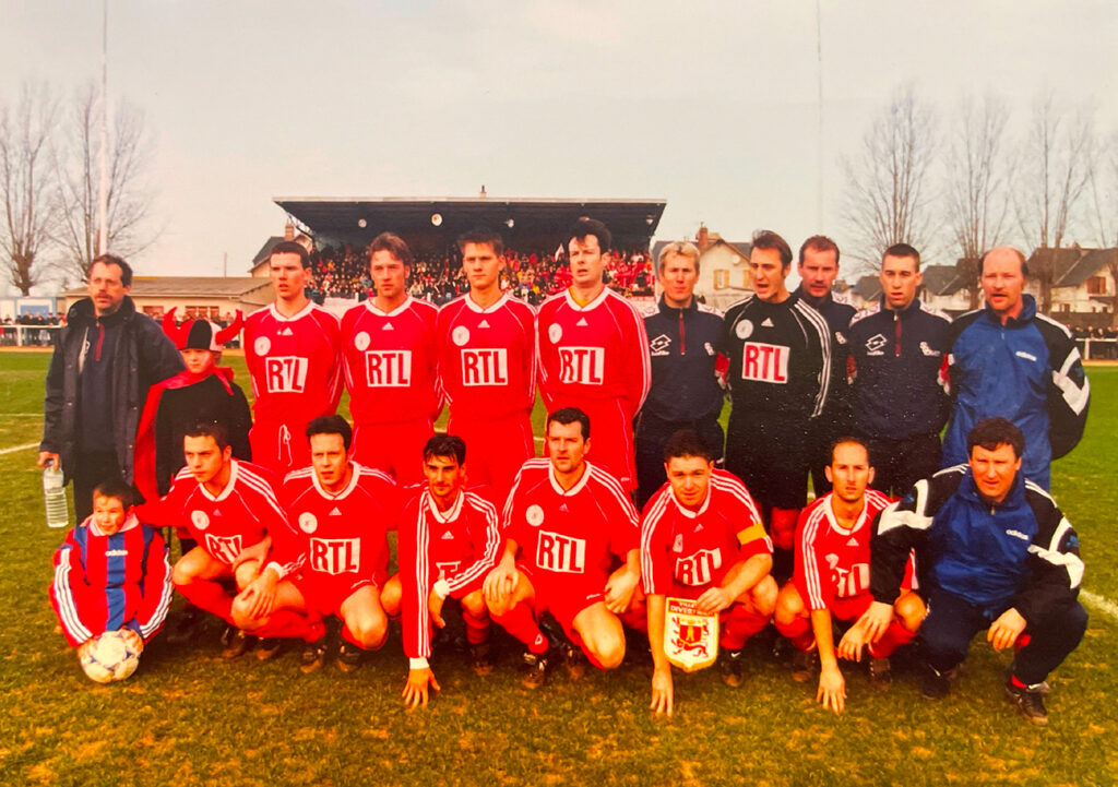 L'équipe du SU Dives-Cabourg qui s'est qualifiée en 1/32e de finale de la Coupe de France en 1999 en battant la GS Pontivy (2-1 ap) avec le capitaine Régis Petit (tenant le fanion). Thomas Lavallée est également accroupi, en bas à gauche. Philippe Clément est au milieu des deux. ©SU Dives-Cabourg