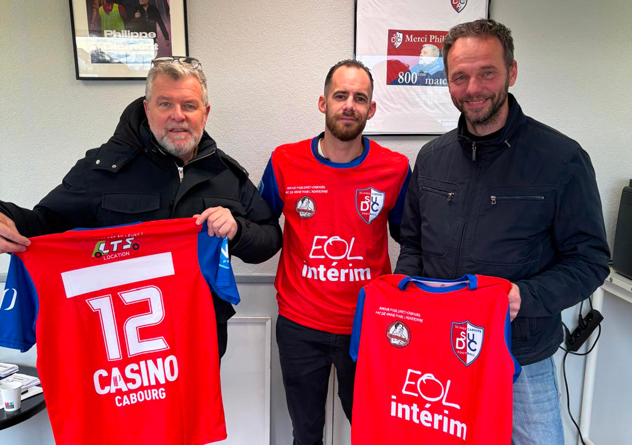 Philippe Clément et Arnaud Cottebrune prennent la pose avec le maillot collector, floqué du n°12, qui a été édité en marge des 1/32e de finale de la Coupe de France. ©SUDC