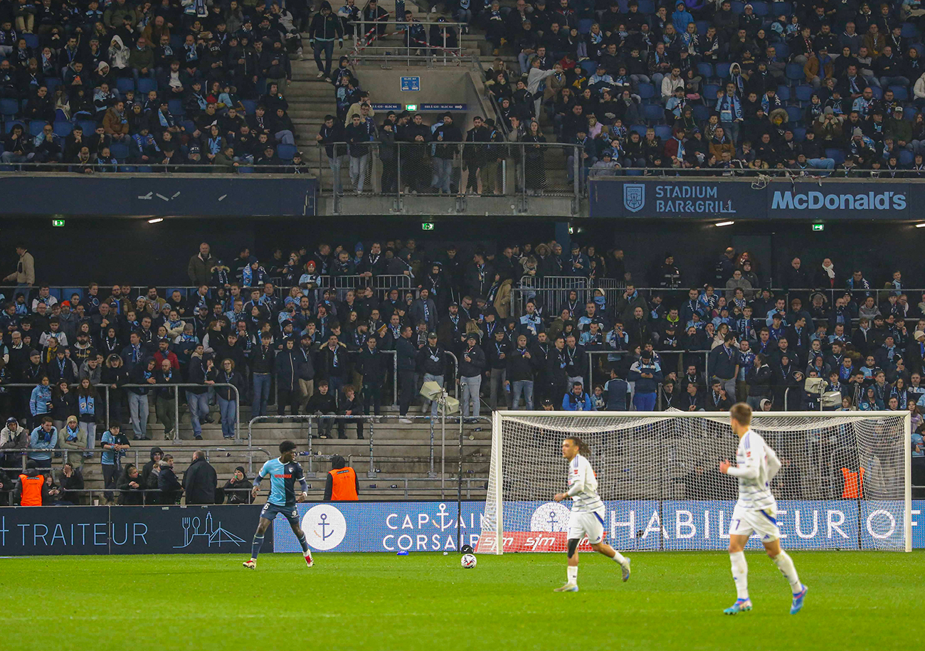 Après avoir entonné des chants hostiles à l'encontre de son équipe, le kop havrais a quitté sa tribune au tout début de la seconde période. ©Damien Deslandes