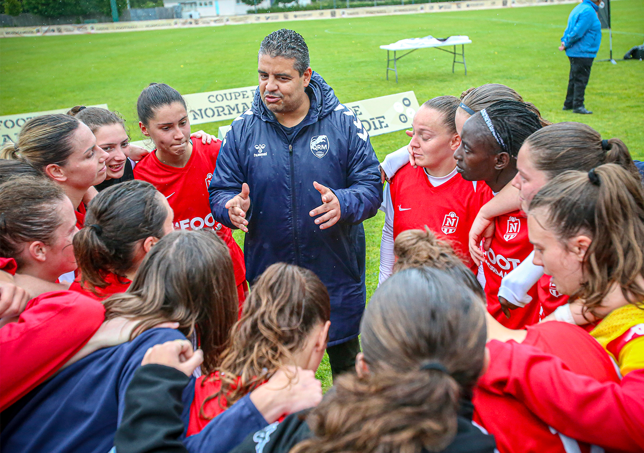 Youcef Chekkal au milieu de ses joueuses après la victoire en Coupe de Normandie la saison passée. ©Damien Deslandes