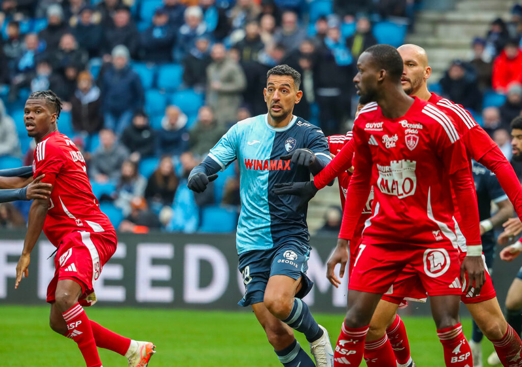 Pour sa première apparition au Stade Océane, Ahmed Hassan « Kouka » a failli trouver le chemin des filets mais sa tête plongeante a heurté la base du montant droit de Marco Bizot. ©Damien Deslandes