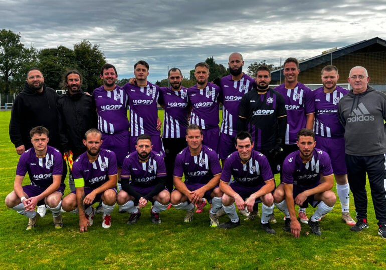 Le club de l'AS Val de Sienne avec son fameux maillot violet, mélange entre le rouge historique de l'US Gavray et le bleu emblématique de l'AV Hambye.