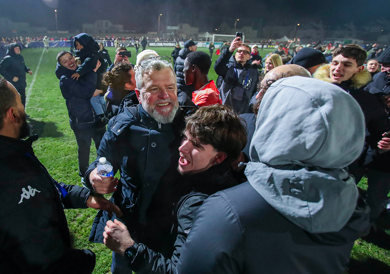 Philippe Clément, ivre de bonheur, sur la pelouse d'Heurtematte, après la qualification du SU Dives-Cabourg pour les 1/8e de finale de la Coupe de France. ©Damien Deslandes