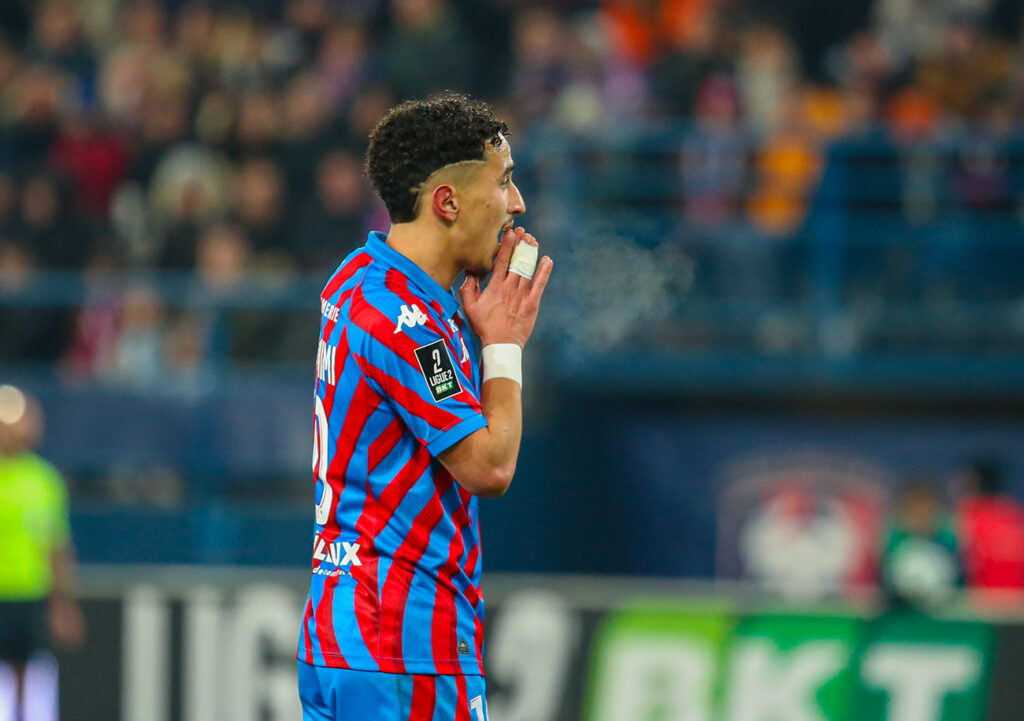 Juste avant la pause, Bilal Brahimi, parti de son propre camp, s'est procuré la meilleure occasion du Stade Malherbe. ©Damien Deslandes