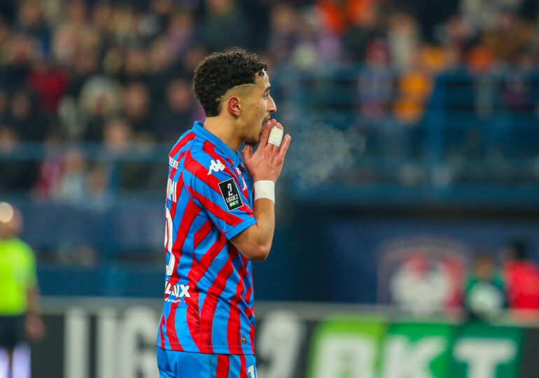 Juste avant la pause, Bilal Brahimi, parti de son propre camp, s'est procuré la meilleure occasion du Stade Malherbe. ©Damien Deslandes