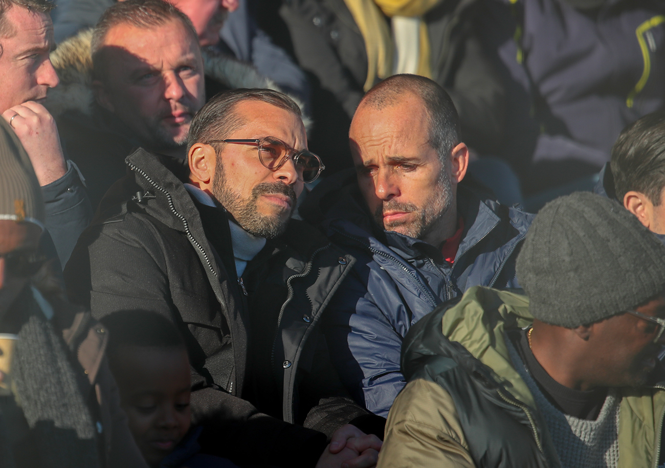 Reda Hammache, ici, aux côtés de Bruno Baltazar, le nouveau coach du SMC dont il est à l'origine de la venue, a assisté à la qualification des U18 pour les 1/16e de finale de la Gambardella. ©Damien Deslandes