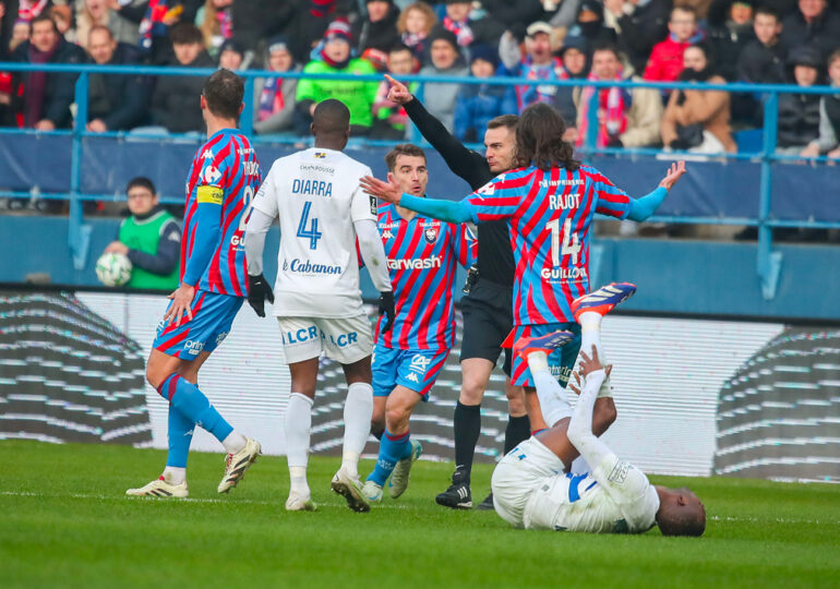 Symbole d'un match où tout a échappé à ce Stade Malherbe en déliquescence, le carton rouge de Valentin Henry à la 60' ; la latéral droit ayant été sanctionné pour un geste d'antijeu plus maladroit que méchant. ©Damien Deslandes ©Damien Deslandes