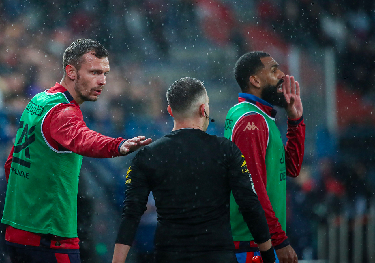 Victime d'une désinsertion du droit fémoral, Yann M'Vila aurait dû passer sur la table d'opération cette semaine. ©Damien Deslandes