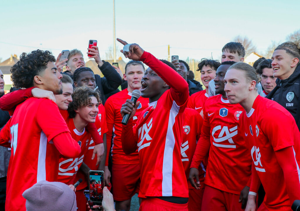 Entré à la pause pour son retour après avoir été éloigné des terrains trois semaines à cause d'une blessure, Moussa Coulibaly, micro en main, a faut chauffer l'ambiance après la victoire de La Mos. ©Tom Courtois-Viard - LFN