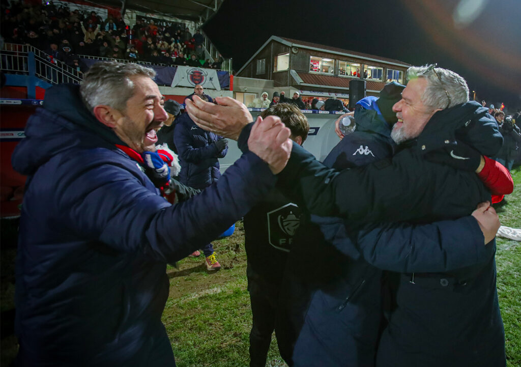 Au coup de sifflet final du 1/16e de finale contre Le Puy, Laurent Glaize s'est jeté dans les bras de Philippe Clément ; les deux hommes se connaissent depuis qu'ils sont gamins. ©Damien Deslandes