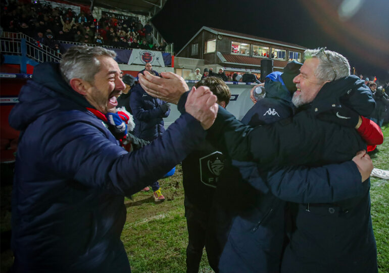 Au coup de sifflet final du 1/16e de finale contre Le Puy, Laurent Glaize s'est jeté dans les bras de Philippe Clément ; les deux hommes se connaissent depuis qu'ils sont gamins. ©Damien Deslandes