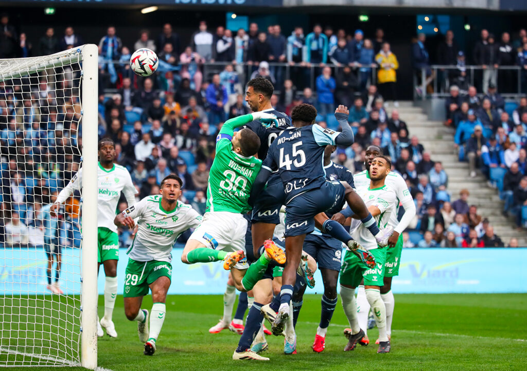 En s'élevant plus haut que Gautier Larsonneur à la demi-heure de jeu, Ahmed Hassan « Kouka » a bien cru égaliser pour le HAC. Mais le montant gauche du gardien stéphanois en a décidé autrement. ©Damien Deslandes